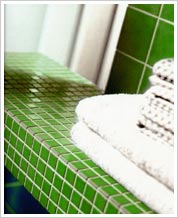 prestavba kúpeľne so zelenou poličkou